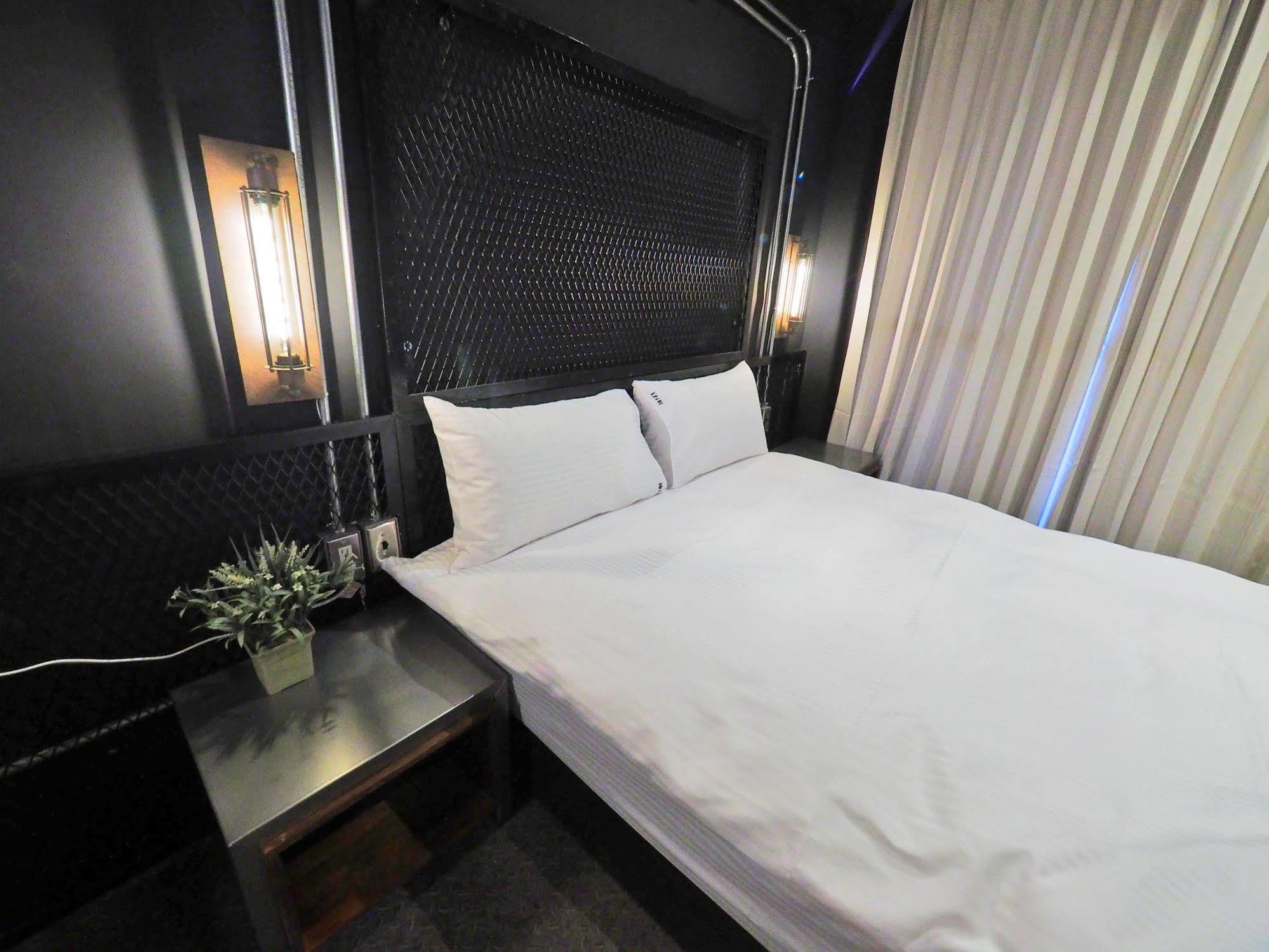Loft Hostel Fengjia Тайчжун Экстерьер фото