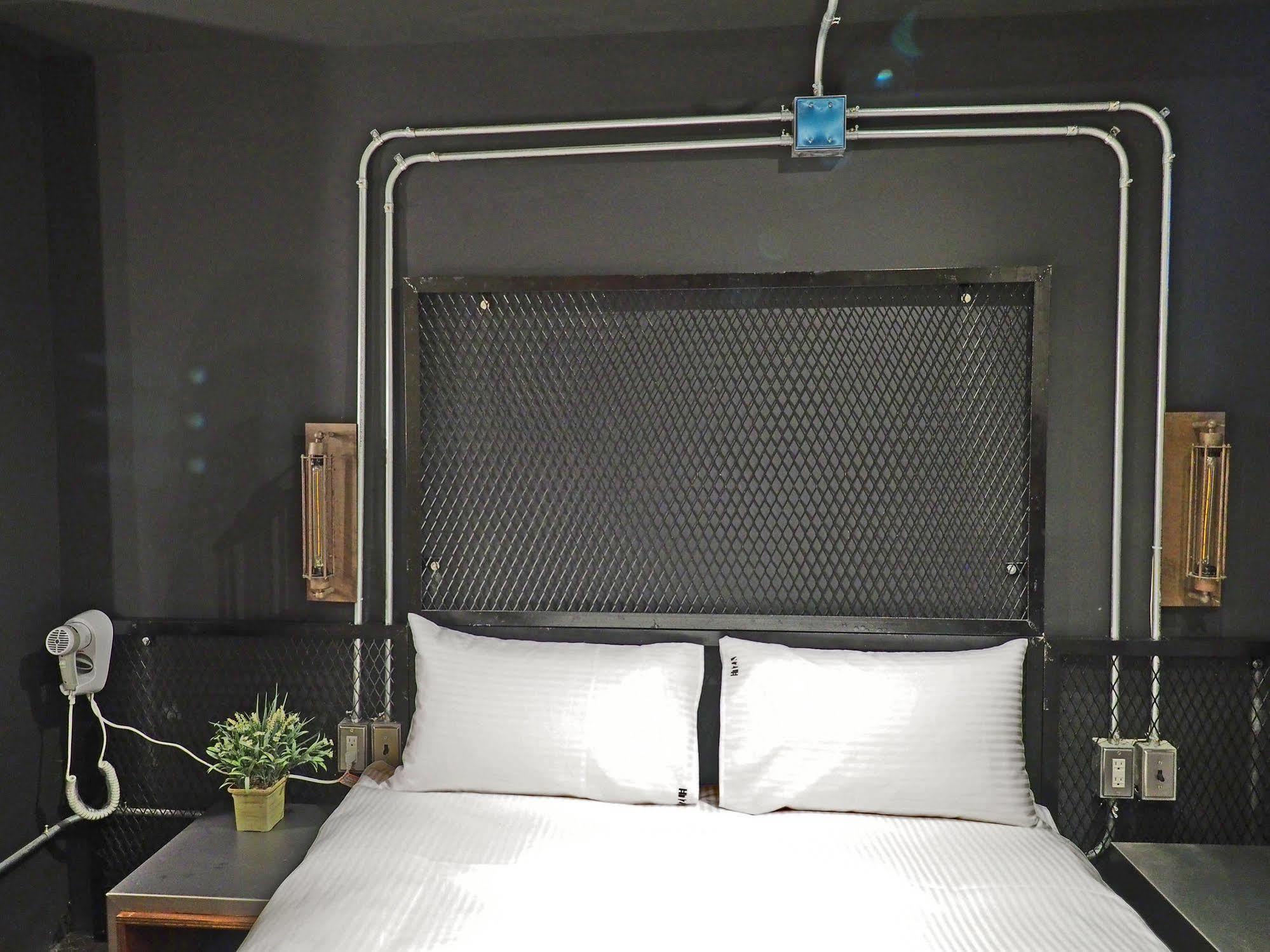 Loft Hostel Fengjia Тайчжун Экстерьер фото